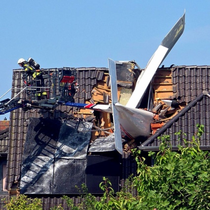 Aereo si schianta sul tetto di una casa