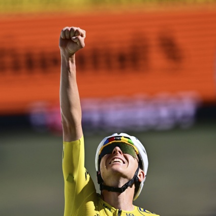 Pogacar si prende anche l'Alpe d'Huez e cancella Pantani