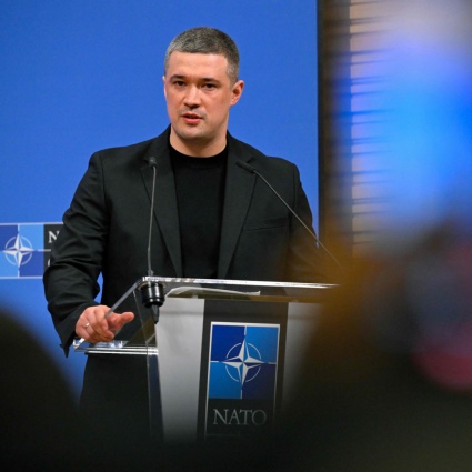 Anche il ministro della Difesa annuncia le dimissioni