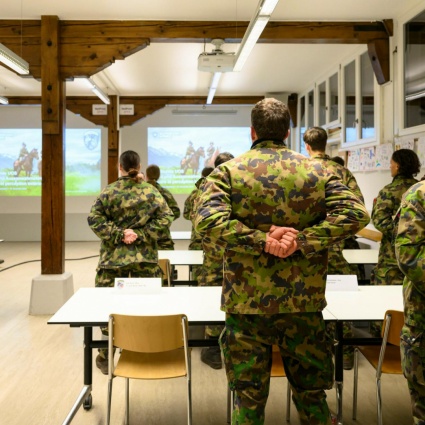 Esercito svizzero, purea di mele italiana. E la polemica è servita