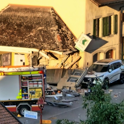 Attacco esplosivo a un bancomat, ladri in fuga