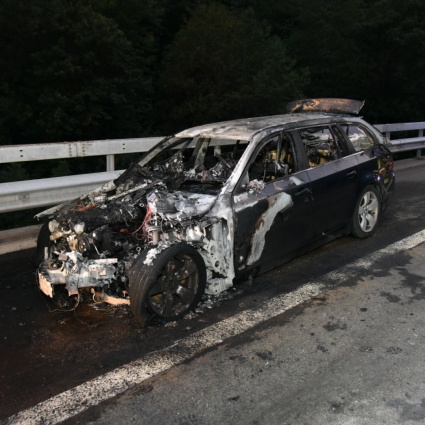 Auto divorata dalle fiamme sulla A2 all'altezza di Faido