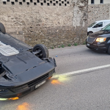 Auto finisce sul tetto a Magadino