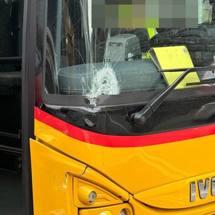 Scontro tra autopostale e una vettura: traffico in tilt