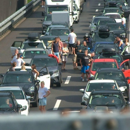 Megacoda al Gottardo, persone fuori dalle auto: è permesso?