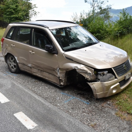 Quattro incidenti in pochi metri, un 91enne ha distrutto l'auto