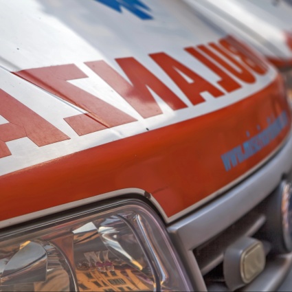 Rimini, perde il controllo dell'auto e finisce su folla e vetrine