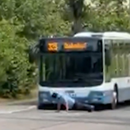 L'autista dell'autobus fa le flessioni in mezzo alla strada... per solidarietà?