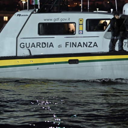 Barche, elicotteri e droni per controllare i laghi