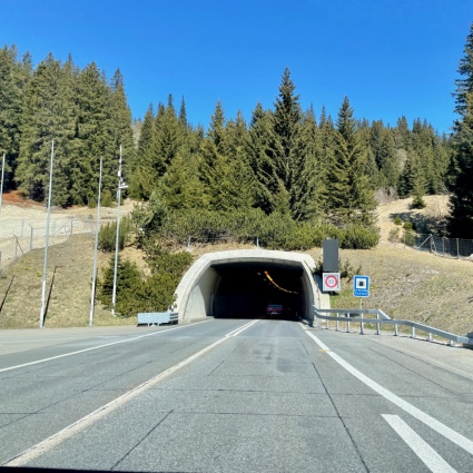 Incidente al San Bernardino, tunnel chiuso e forte traffico