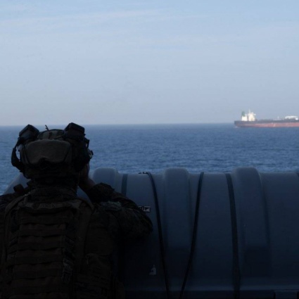 Deviati due mercantili che volevano forzare il blocco navale