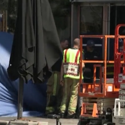 Divampa il rogo nel palazzo in ristrutturazione, ci sono diversi morti