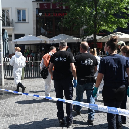 Divampa un rogo nel palazzo in ristrutturazione, ci sono diversi morti