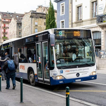 Passeggera del bus gravemente ferita dopo una frenata