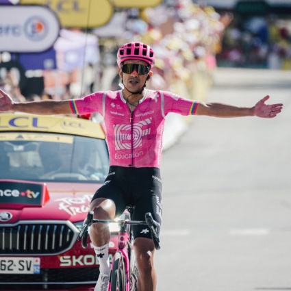 Carapaz vola in trionfo, Schmid è ancora gigantesco e sfiora un'altra impresa