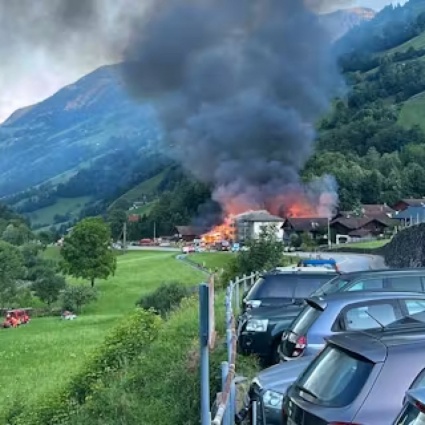 Incendio in una falegnameria: fiamme domate, cause ancora da chiarire