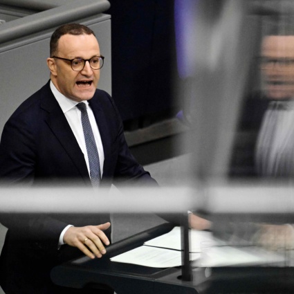 Il capogruppo CDU, Jens Spahn, si è dimesso