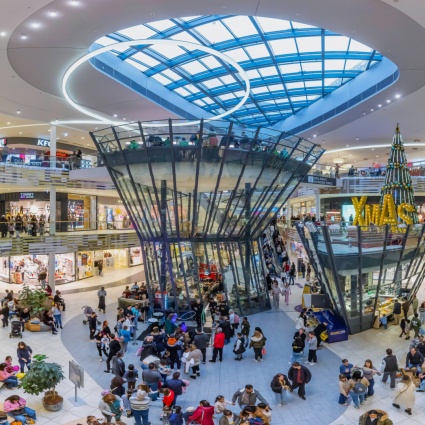 Accoltella una donna e le dà fuoco in un centro commerciale: arrestato un 54enne