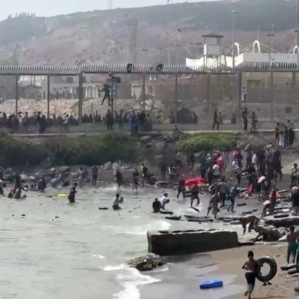 Ceuta sotto assedio: migliaia di migranti arrivano a nuoto, diversi i morti