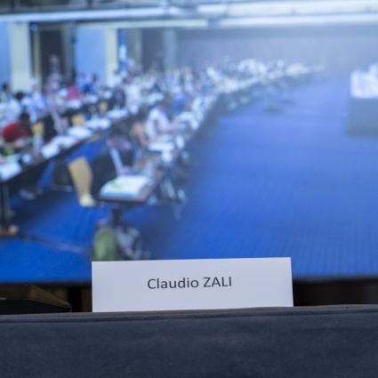 Chiedono le dimissioni del politico, senza mai citare il suo nome