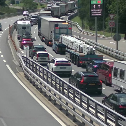 Oltre dieci chilometri di coda al portale Nord