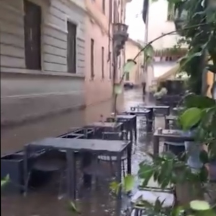 Il maltempo porta l'acqua alta... nel centro di Como