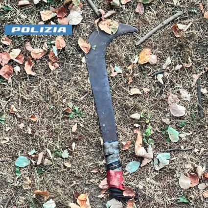 Como, tenta di colpire un poliziotto con una roncola di 45 centimetri