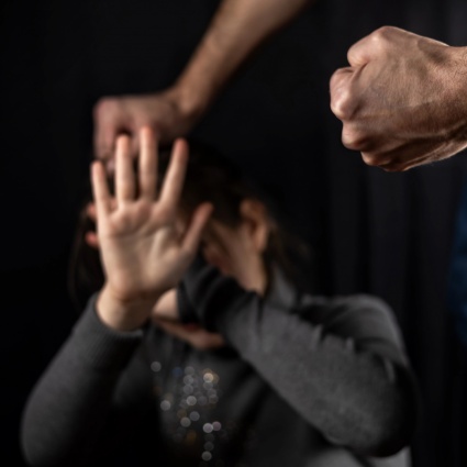 Picchia e abusa sessualmente della compagna incinta, condannato