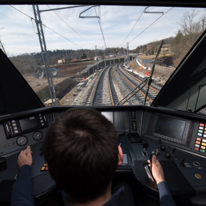 Correva sui binari: il macchinista ferma il treno e lo mette al sicuro