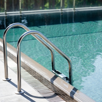 Corsi di nuoto gratuiti per richiedenti l'asilo. «E in Ticino?»