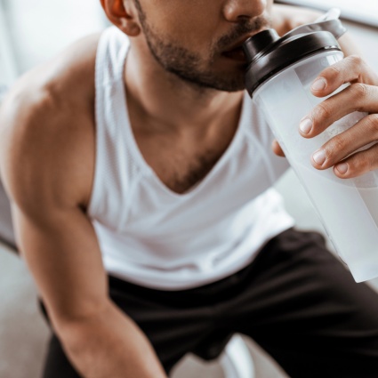 Dietro i rischi nascosti degli energy drink: fanno bene solo a chi li produce