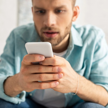 Davanti al telefonino per 14 ore. «Ora vado in clinica per disintossicarmi dal Natel»
