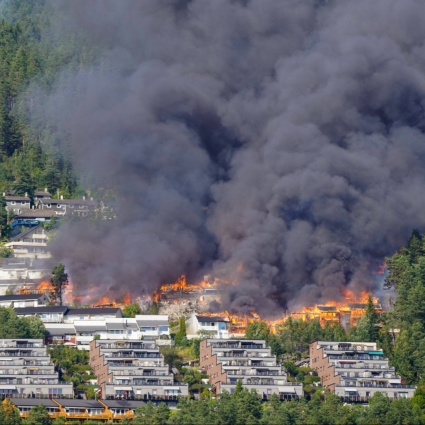 Almeno un centinaio di case distrutte dalle fiamme
