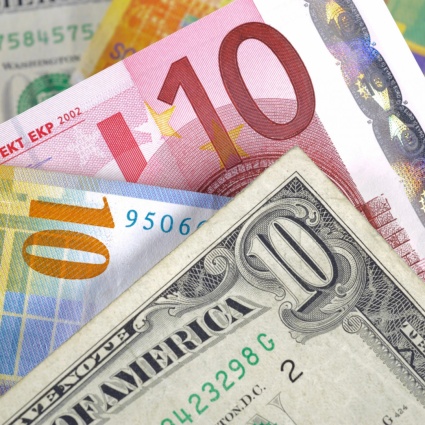 Franco svizzero ai minimi dell'anno su euro e dollaro