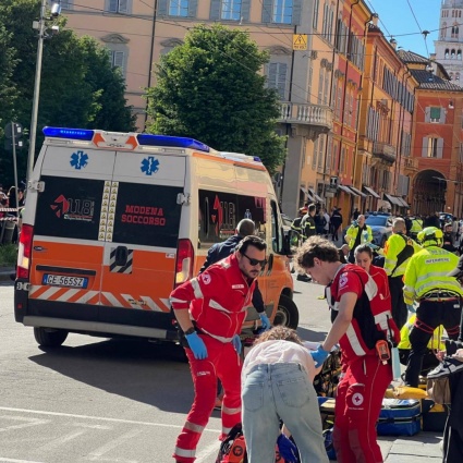 Auto sulla folla a Modena, muore una 55enne che era tra i feriti