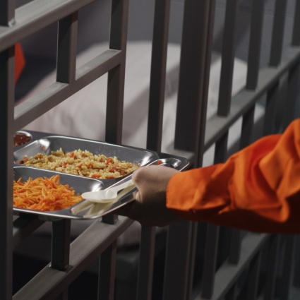 Niente piatti vegani in carcere: la CEDU condanna la Svizzera