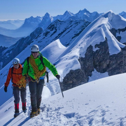 Due alpinisti precipitano in un crepaccio, morto un uomo