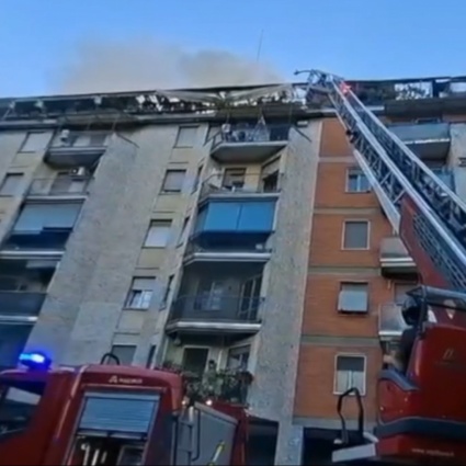 Incendio in un grande palazzo a Milano, due morti