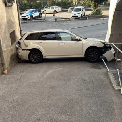 Anziano si incastra con l'auto tra due case