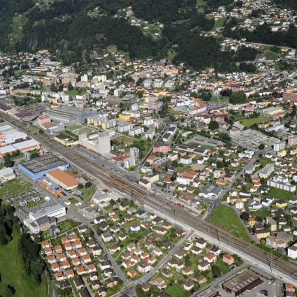 Entrano nel suo garage e gli rubano l'auto