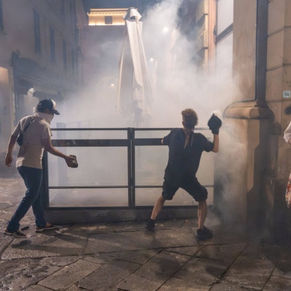 Caos a Bologna: 60 agenti feriti e accuse pesantissime: «Si cercava il morto»