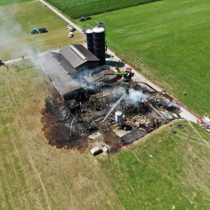 Fienile in fiamme; bestiame sfollato e malore per un pompiere