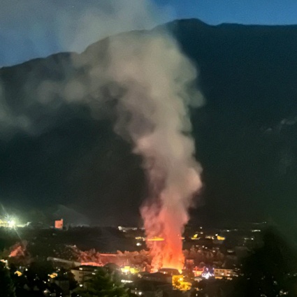 Cielo illuminato dalle fiamme che bruciano i fienili