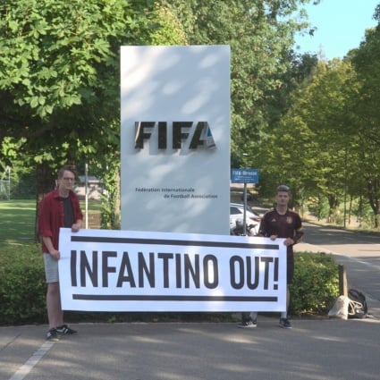 Protesta davanti alla sede della FIFA: chieste le dimissioni di Infantino