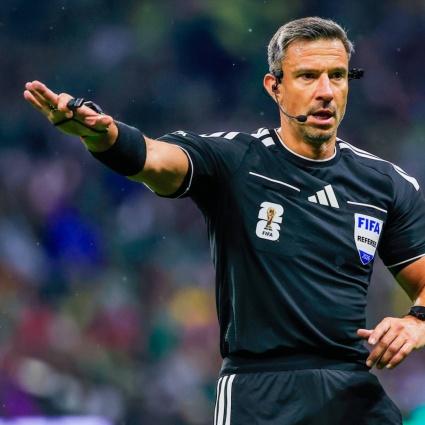 Scopre che sarà l'arbitro della finale e scoppia in lacrime