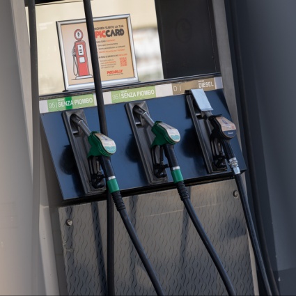Benzina e diesel: i prezzi alla pompa continuano a salire