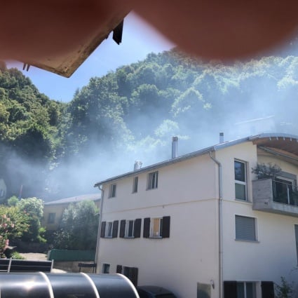 «Fumo e puzza» dal grill "molesto", i residenti: «Non ne possiamo più». Ma il grotto non ci sta