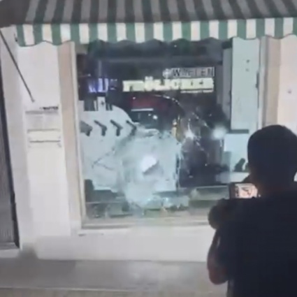 Furto in un negozio di armi, poi parte uno sparo