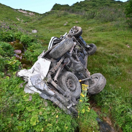 Tragedia nella notte: auto giù dal pendio per 100 metri, morti due giovanissimi