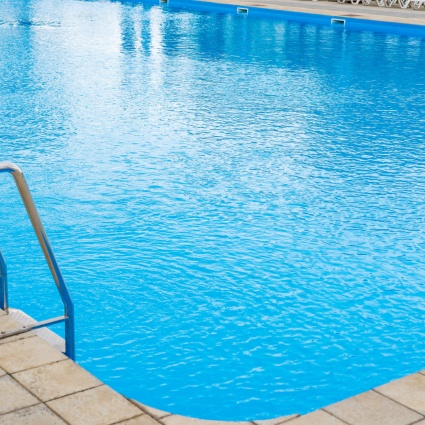 Sospeso il divieto di indossare costumi da bagno lunghi
